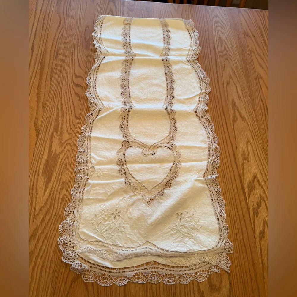Elegant Vintage Lace Table Runner
